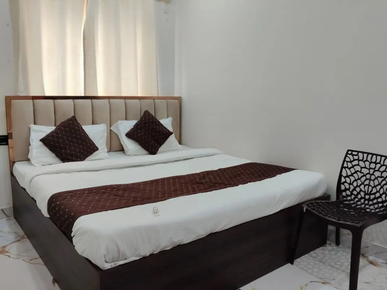 Spacious standard hotel rooms in Varanasi for a relaxed stay